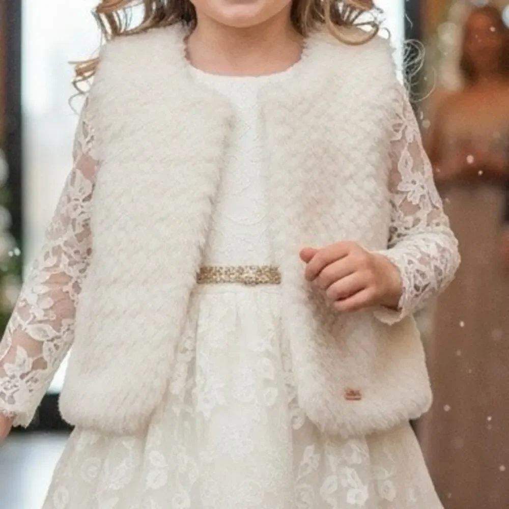 Tahari Faux Fur Vest. Winter white. Size Girls 6